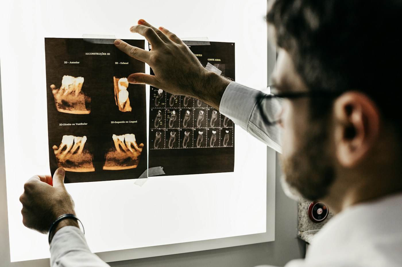 Atendimento odontológico em uma clínica moderna